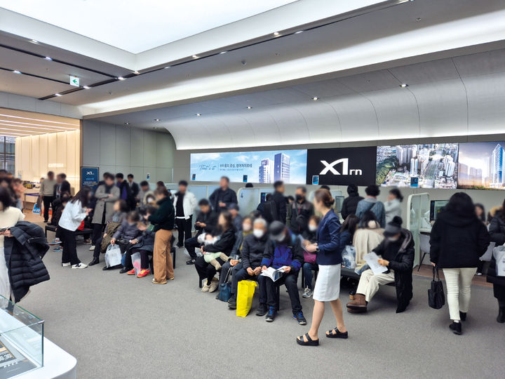 고객들이 범어자이르네 견본주택을 둘러보고 있다. *재판매 및 DB 금지