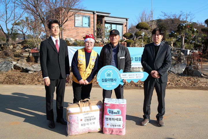 [당진=뉴시스] 24일 충남 당진시 신평면 일원에서 현대엔지니어링㈜ 기프트하우스캠페인 시즌10 준공식이 열린 가운데 관계자들이 집 앞에서 기념 촬영을 하고 있다. (사진=당진시 제공) 2024.12.24. photo@newsis.com  *재판매 및 DB 금지