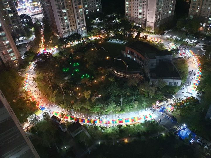 [서울=뉴시스] 우미건설은 '충북혁신도시 우미 린스테이'가 한국부동산원이 실시하는 주거서비스 인증에서 최고 등급인 최우수를 획득했다고 24일 밝혔다. 사진은 플리마켓 모습. (사진=우미건설 제공) 2024.12.24. photo@newsis.com *재판매 및 DB 금지