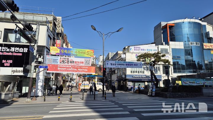 [청주=뉴시스] 연현철 기자 = 크리스마스 이브인 24일 오전 충북 청주시 상당구 북문로1가 성안길 입구 횡단보도 앞에 탄핵정국 관련 정치 현수막이 내걸렸다. 2024.12.24. yeon0829@newsis.com