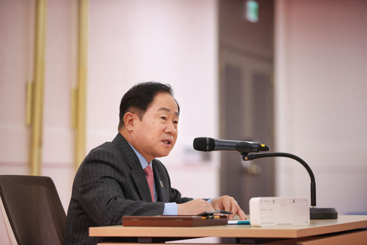 [남양주=뉴시스]관계 공무원들과 지역경제 활성화 방안을 논의 중인 주광덕 남양주시장. (사진=남양주시 제공) photo@newsis.com *재판매 및 DB 금지