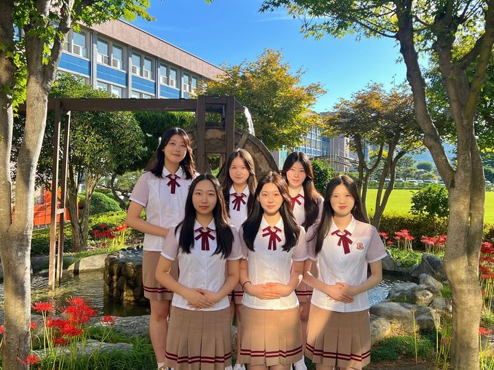 [광주=뉴시스] 국가직 지역인재 9급 공무원 시험에 합격한 전남여자상업고등학교 학생들. (사진=광주교육청 제공) 2024.12.24. photo@newsis.com *재판매 및 DB 금지