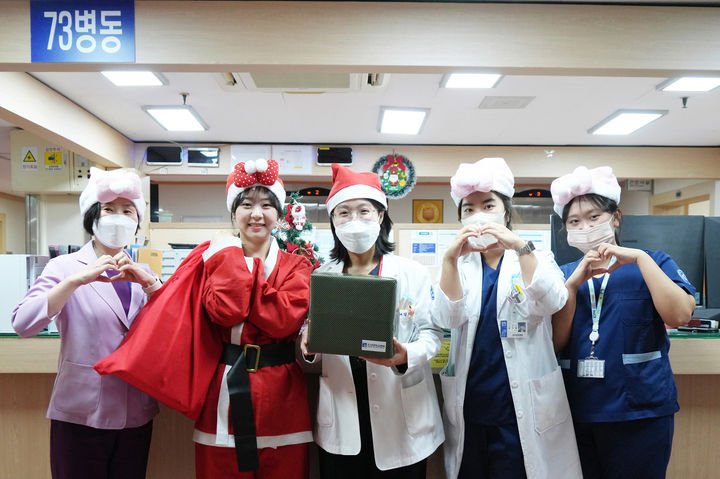 [광주=뉴시스] 조선대학교병원은 성탄절을 하루 앞둔 24일 소아청소년과 병동에 입원 중인 환아들에게 크리스마스 선물을 전달했다고 밝혔다. (사진=조선대병원 제공) 2024.12.24. photo@newsis.com *재판매 및 DB 금지