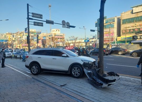 [안산=뉴시스] 24일 경기 안산시 상록구 본오동 한 사거리에서 우회전하던 SUV가 등굣길 횡단보도를 건너던 10대를 치어 숨지게 하는 사고가 났다.(사진=경기도소방재난본부 제공) 2024.12.24. photo@newsis.com *재판매 및 DB 금지