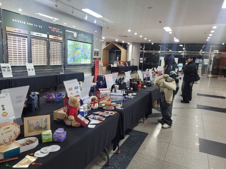 [대전=뉴시스] 대덕대 '2024학년도 BIG人 창의융복합제’ 전시 작품들을 둘러보는 재학생들. (사진=대덕대 제공) 2024.12.24. photo.newsis.com *재판매 및 DB 금지