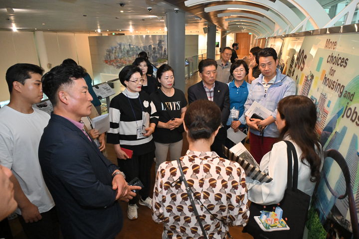 [진주=뉴시스]진주시의회는 공무국외연수 중 싱가포르 선진 도시재생 및 주거정책에 관한 견학에 나섰다.(사진=진주시 제공).2024.12.24.photo@newsis.com *재판매 및 DB 금지