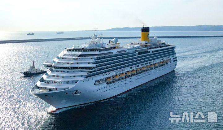 [포항=뉴시스] 송종욱 기자 = 24일 오전에 포항 영일만항에 홍콩에서 관광객 500여 명을 태운 대형 크루즈 '코스타 세레나(Costa Serena)' 호가 입항, 관광객들이 한국으로 입국하고, 오후에 다시 관광객 1100명이 승선한 후 일본 오타루항으로 출항했다. 사진은 코스타 세레나호가 영일만항을 출항하는 모습. (사진=포항시 제공) 2024.12.24. photo@newsis.com