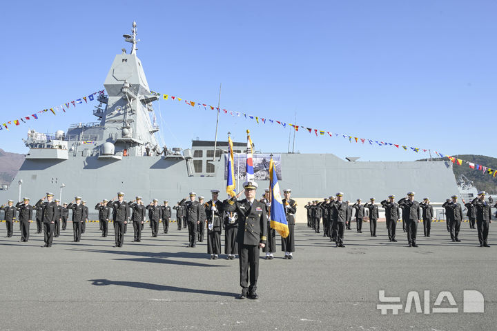 [창원=뉴시스] 차용현 기자 = 충남함 장병들이 24일 진해군항에서 열린 충남함 취역식에서 임석상관인 황선우(중장) 해군작전사령관에게 경례하고 있다. 2024.12.24. (사진=해군 제공) photo@newsis.com 