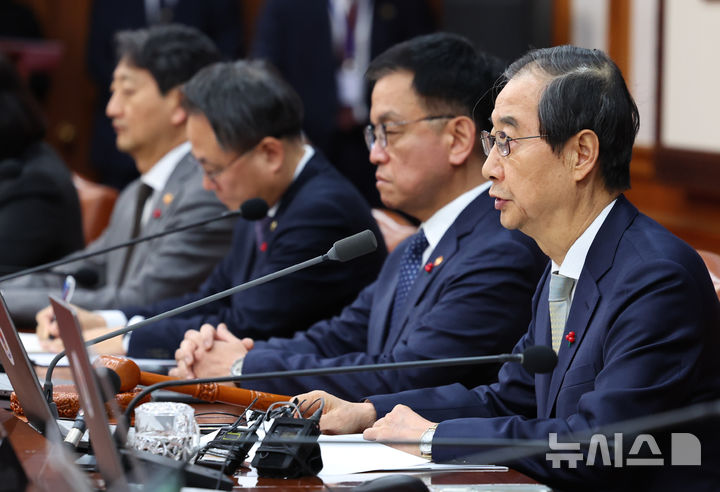 [서울=뉴시스] 최진석 기자 = 한덕수 대통령 권한대행 국무총리가 24일 서울 종로구 정부서울청사에서 열린 국무회의에서 발언하고 있다. 2024.12.24. myjs@newsis.com