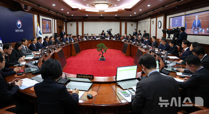 [서울=뉴시스] 최진석 기자 = 한덕수 대통령 권한대행 국무총리가 24일 서울 종로구 정부서울청사에서 열린 국무회의에서 발언하고 있다. 2024.12.24. myjs@newsis.com