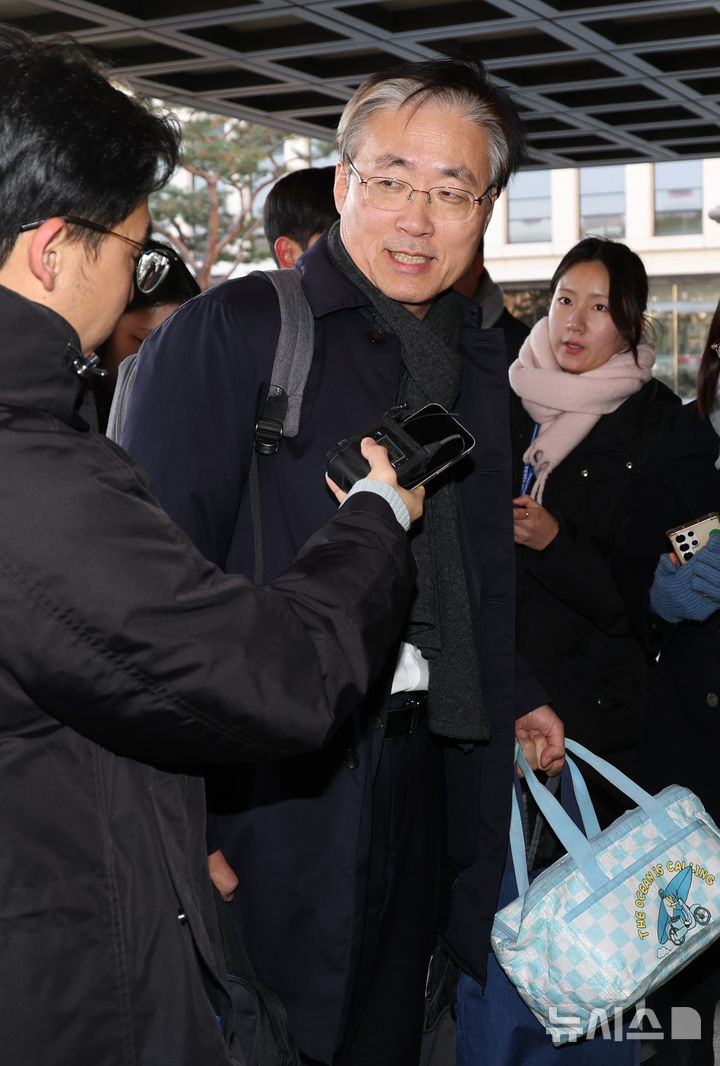 [서울=뉴시스] 김진아 기자 = 김형두 헌법재판관이 24일 서울 종로구 헌법재판소로 출근하던 중 취재진의 질문에 답하고 있다. 2024.12.24. bluesoda@newsis.com