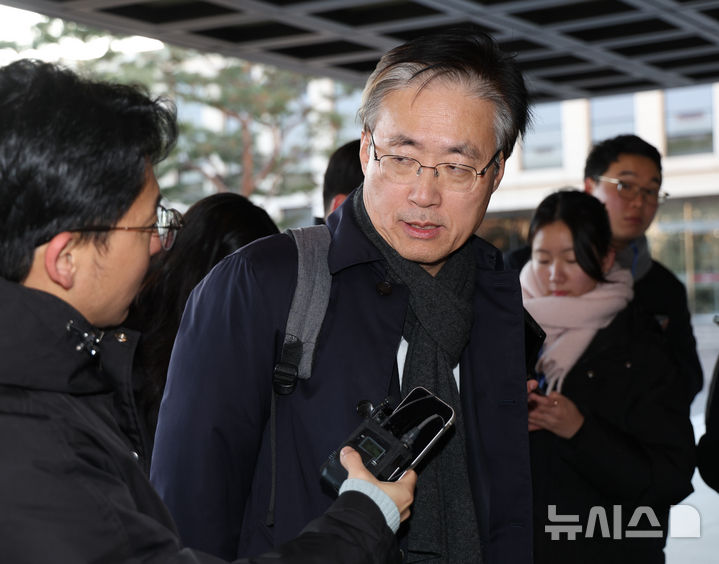 [서울=뉴시스] 김진아 기자 = 김형두 헌법재판관이 24일 서울 종로구 헌법재판소로 출근하던 중 취재진의 질문에 답하고 있다. 2024.12.24. bluesoda@newsis.com