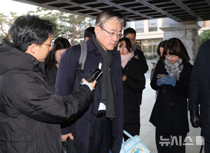 [서울=뉴시스] 김진아 기자 = 김형두 헌법재판관이 24일 서울 종로구 헌법재판소로 출근하고 있다. 2024.12.24. bluesoda@newsis.com