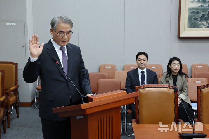 [서울=뉴시스] 조성우 기자 = 24일 서울 여의도 국회에서 열린 헌법재판소 재판관 선출에 관한 인사청문특별위원회의 인사청문회에서 조한창 후보자가 증인선서를 하고 있다. 2024.12.24. xconfind@newsis.com