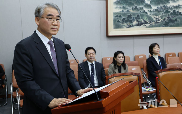 [서울=뉴시스] 조성우 기자 = 24일 서울 여의도 국회에서 열린 헌법재판소 재판관 선출에 관한 인사청문특별위원회의 인사청문회에서 조한창 후보자가 인사말을 하고 있다. 2024.12.24. xconfind@newsis.com