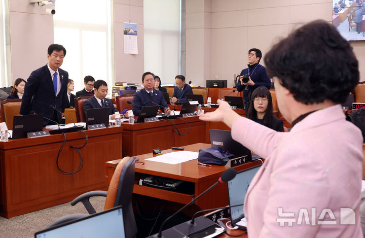 [서울=뉴시스] 고승민 기자 = 24일 서울 여의도 국회에서 열린 법제사법위원회 전체회의에서 여야 의원들이 회의가 정회된 후에도 계엄 관련 윤석열 대통령의 내란죄 성립을 두고 설전을 벌이고 있다. 2024.12.24. kkssmm99@newsis.com