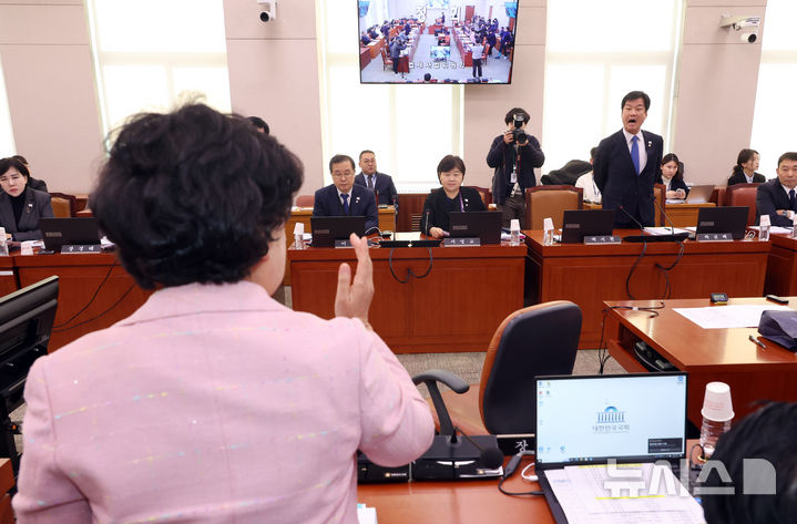 [서울=뉴시스] 고승민 기자 = 24일 서울 여의도 국회에서 열린 법제사법위원회 전체회의에서 여야 의원들이 회의가 정회된 후에도 계엄 관련 윤석열 대통령의 내란죄 성립을 두고 설전을 벌이고 있다. 2024.12.24. kkssmm99@newsis.com