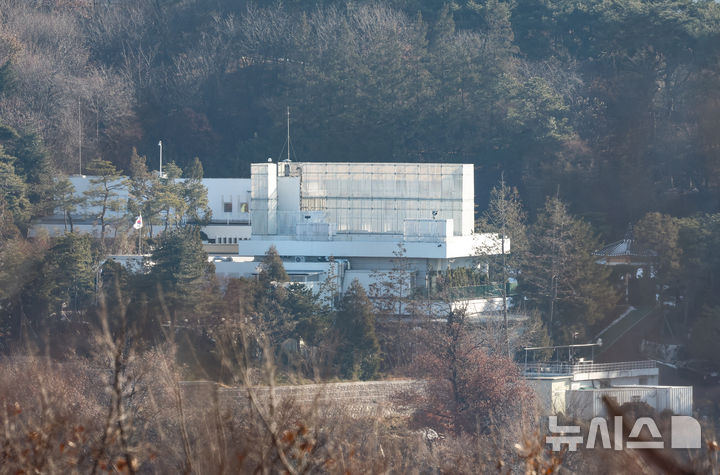 [서울=뉴시스] 황준선 기자 = 24일 서울 용산구 대통령 관저에 적막감이 흐르고 있다. 헌법재판소는 윤석열 대통령이 탄핵 서류를 송달 받은 것으로 간주하여 오는 27일 열리는 변론준비 기일을 예정대로 진행한다. 2024.12.24. hwang@newsis.com