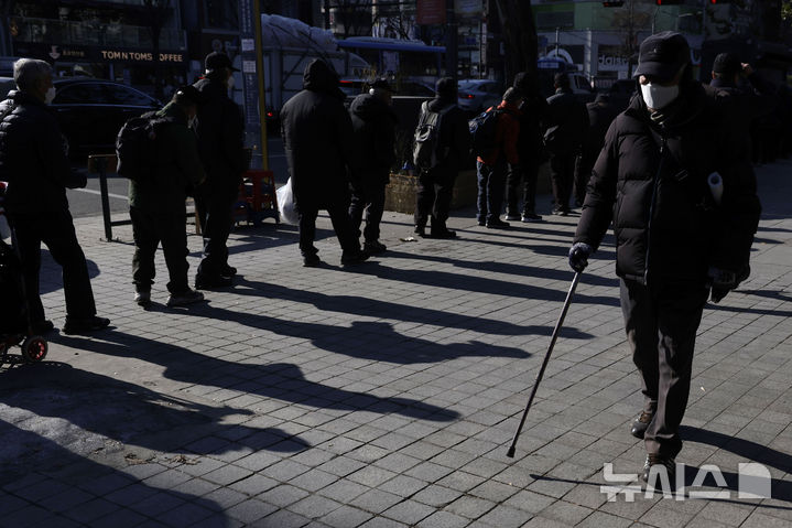 [서울=뉴시스] 서울 종로구 탑골공원 앞 무료급식소에서 어르신들이 줄을 서고 있다. 해당 사진은 기사 내용과 관련이 없습니다. (사진=뉴시스DB) photo@newsis.com