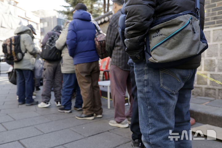 [서울=뉴시스] 최동준 기자 = 24일 서울 종로구 탑골공원 앞 무료급식소에서 어르신들이 줄을 서고 있다. 행전안전부는 지난 23일 기준 65세 이상 주민등록 인구가 1024만4550명으로, 전체 주민등록 인구(5122만1286명)의 20%를 차지해 사상 처음으로 초고령 사회에 진입했다고 밝혔다. 2024.12.24. photocdj@newsis.com