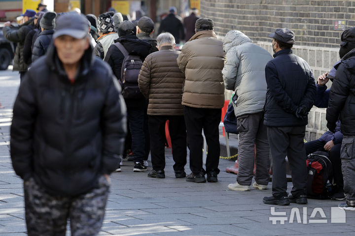 [서울=뉴시스] 최동준 기자 = 24일 서울 종로구 탑골공원 앞 무료급식소에서 어르신들이 줄을 서고 있다. 행전안전부는 지난 23일 기준 65세 이상 주민등록 인구가 1024만4550명으로, 전체 주민등록 인구(5122만1286명)의 20%를 차지해 사상 처음으로 초고령 사회에 진입했다고 밝혔다. 2024.12.24. photocdj@newsis.com