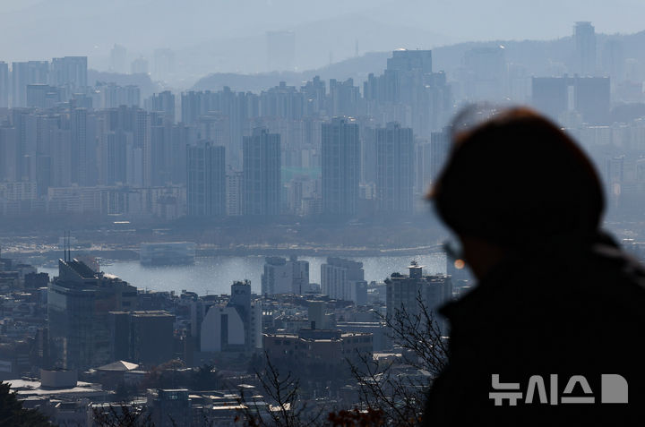 [서울=뉴시스] 황준선 기자 = 서울 남산에서 바라본 주택 밀집지역. 2024.12.24. hwang@newsis.com