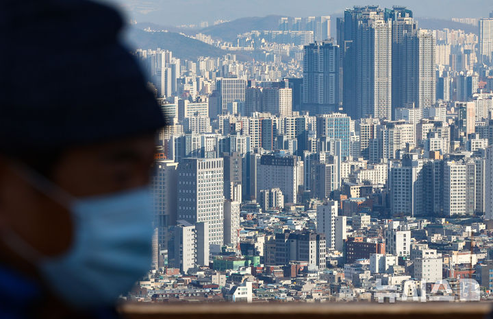 [서울=뉴시스] 황준선 기자 = 서울 남산에서 바라본 주택 밀집지역. 2024.12.24. hwang@newsis.com