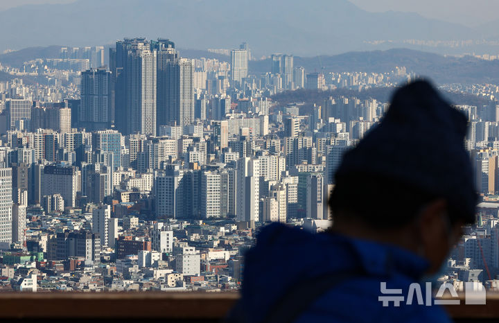 [서울=뉴시스] 황준선 기자 = 사진은 24일 서울 남산에서 바라본 주택 밀집지역. 2024.12.24. hwang@newsis.com