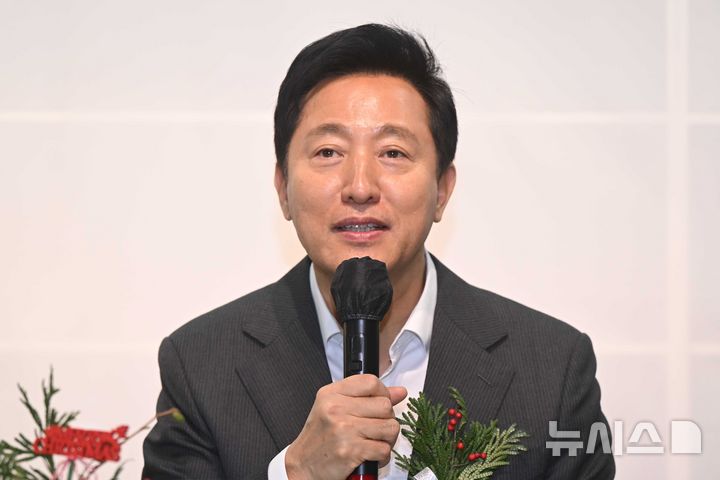 [서울=뉴시스] 배훈식 기자 = 오세훈 서울시장이 24일 오후 서울 중구 경계선지능인평생교육지원센터에서 열린 경계선 지능인 '밈센터 활짝데이'에서 인사말을 하고 있다. (공동취재) 2024.12.24. photo@newsis.com