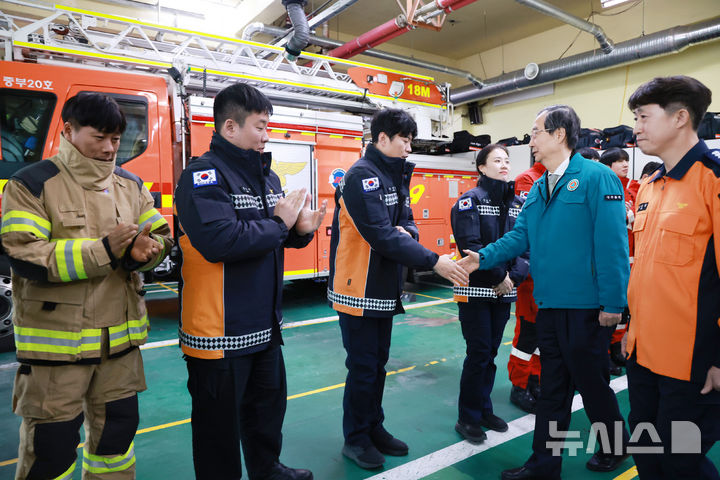 [서울=뉴시스] 최진석 기자 = 한덕수 대통령 권한대행 국무총리가 24일 서울 중부소방서를 방문해 연말연시 재난대응체계 등을 점검한 뒤 근무자들을 격려하고 있다. (대통령실통신사진기자단) 2024.12.24. myjs@newsis.com