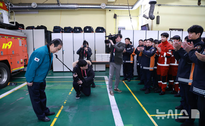 [서울=뉴시스] 최진석 기자 = 한덕수 대통령 권한대행 국무총리가 24일 서울 중부소방서를 방문해 비상근무자 격려발언 뒤 인사하고 하고 있다. (대통령실통신사진기자단) 2024.12.24. myjs@newsis.com