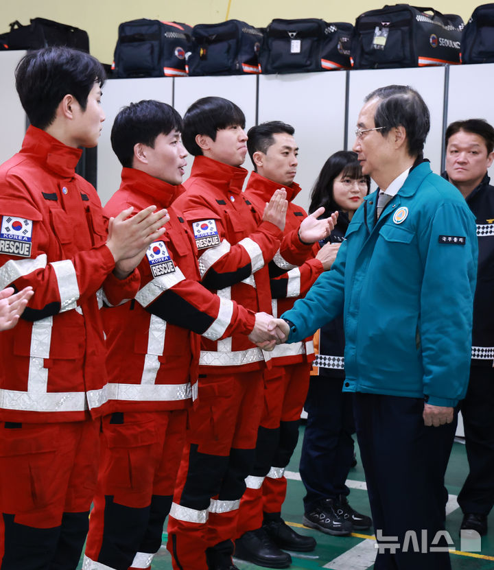 [서울=뉴시스] 최진석 기자 = 한덕수 대통령 권한대행 국무총리가 24일 서울 중부소방서를 방문해 연말연시 재난대응체계 등을 점검한 뒤 근무자들을 격려하고 있다. (대통령실통신사진기자단) 2024.12.24. myjs@newsis.com