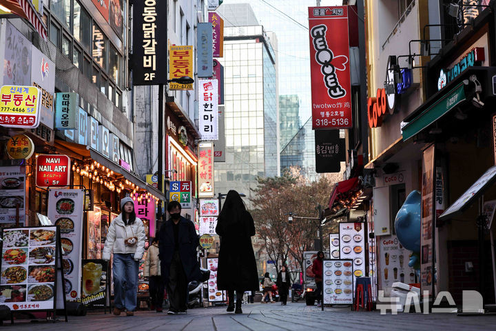 [서울=뉴시스] 김근수 기자 = 24일 서울 시내의 식당 골목이 한산한 모습을 보이고 있다. 2024.12.24. ks@newsis.com