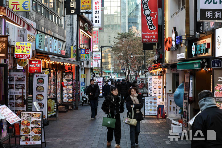 [서울=뉴시스] 김근수 기자 = 24일 서울 시내의 식당 골목이 한산한 모습을 보이고 있다. 한국은행은 ‘소비자동향조사 결과’에 따르면 12월 소비자심리지수(CCSI)는 88.4로, 11월보다 12.3포인트(p) 낮아졌다. 정치 불확실성이 커진데 따른 소비자심리 위축, 국내 금융시장 변동성 확대 등으로 CCSI가 하락했다고 밝혔다. CCSI는 소비자동향지수(CSI)를 구성하는 15개 지수 가운데 현재생활형편·생활형편전망·가계수입전망·소비지출전망·현재경기판단·향후경기전망 6개 지수를 이용해 산출한 지표다. 지수가 100보다 크면 소비자의 기대 심리가 장기평균(2003∼2023년)과 비교해 낙관적이며, 100보다 작으면 비관적이라는 의미다. 2024.12.24. ks@newsis.com