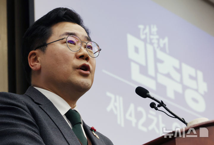 [서울=뉴시스] 조성우 기자 = 박찬대 더불어민주당 원내대표가 24일 오후 서울 여의도 국회에서 열린 의원총회에서 발언하고 있다. 2024.12.24. xconfind@newsis.com