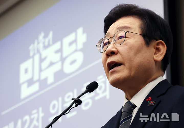 [서울=뉴시스] 조성우 기자 = 이재명 더불어민주당 대표가 24일 오후 서울 여의도 국회에서 열린 의원총회에서 발언하고 있다. 2024.12.24. xconfind@newsis.com