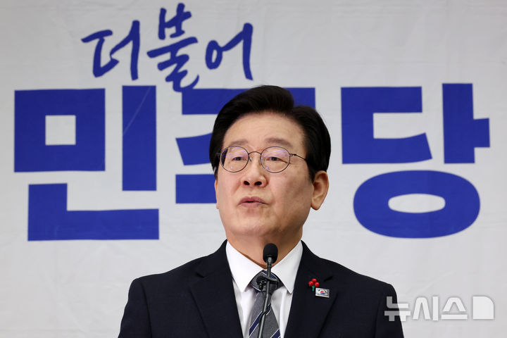 [서울=뉴시스] 조성우 기자 = 이재명 더불어민주당 대표가 24일 오후 서울 여의도 국회에서 열린 의원총회에서 발언하고 있다. 2024.12.24. xconfind@newsis.com