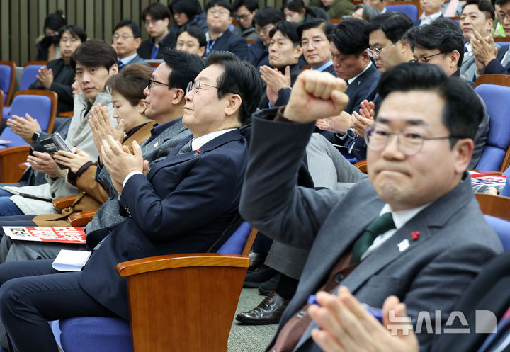 [서울=뉴시스] 조성우 기자 = 이재명(앞줄 오른쪽 두 번째) 더불어민주당 대표가 24일 오후 서울 여의도 국회에서 열린 의원총회에서 박찬대 원내대표의 발언이 끝난 뒤 박수치고 있다. 2024.12.24. xconfind@newsis.com