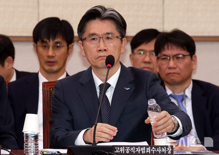[서울=뉴시스] 조성봉 기자 = 오동운 고위공직자범죄수사처장이 24일 오후 서울 여의도 국회에서 열린 법제사법위원회 전체회의에서 종이컵에 물을 따르고 있다. 짓고 있다. 2024.12.24. suncho21@newsis.com