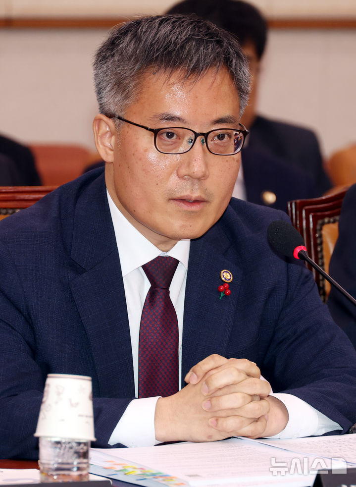 [서울=뉴시스] 조성봉 기자 = 김석우 법무부 장관 직무대행이 24일 오후 서울 여의도 국회에서 열린 법제사법위원회 전체회의에서 의원들의 질의에 답변하고 있다. 2024.12.24. suncho21@newsis.com