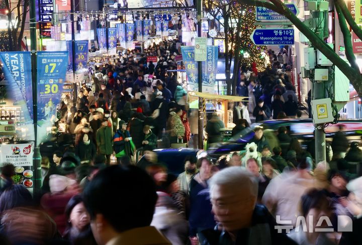 [서울=뉴시스] 김명년 기자 = 크리스마스 이브인 지난해 12월 24일 오후 서울 중구 명동거리가 인파로 붐비고 있다. 2024.12.24. kmn@newsis.com