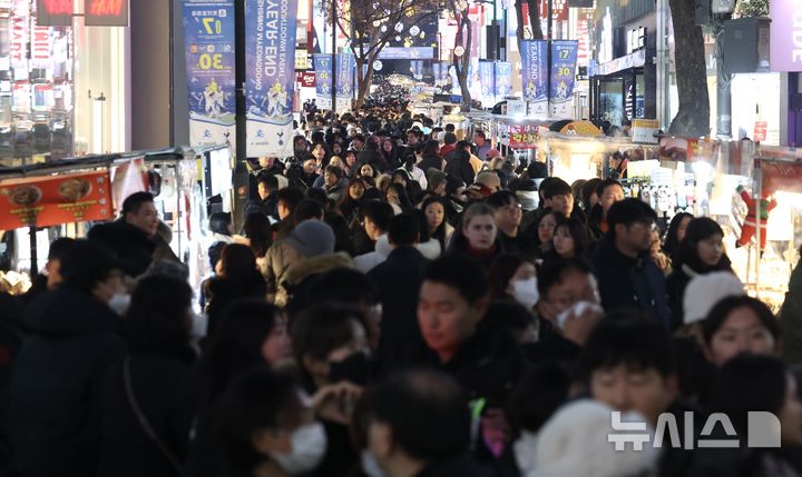 [서울=뉴시스] 김명년 기자 = 크리스마스 이브인 지난해 12월 24일 오후 서울 중구 명동거리가 인파로 붐비고 있다. 2024.12.24. kmn@newsis.com