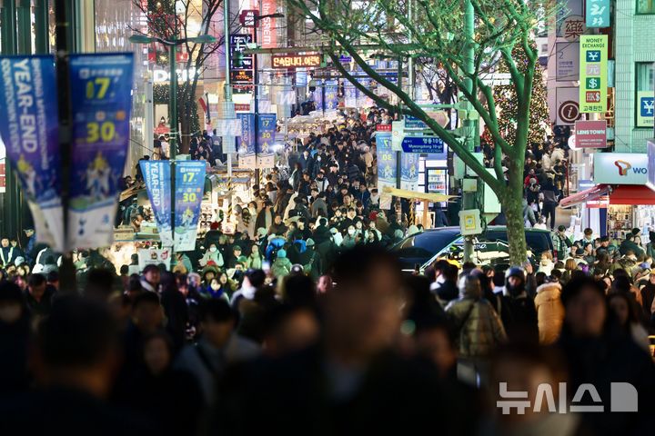 [서울=뉴시스] 김명년 기자 = 크리스마스 이브인 지난해 12월 24일 오후 서울 중구 명동거리가 인파로 붐비고 있다. 2024.12.24. kmn@newsis.com