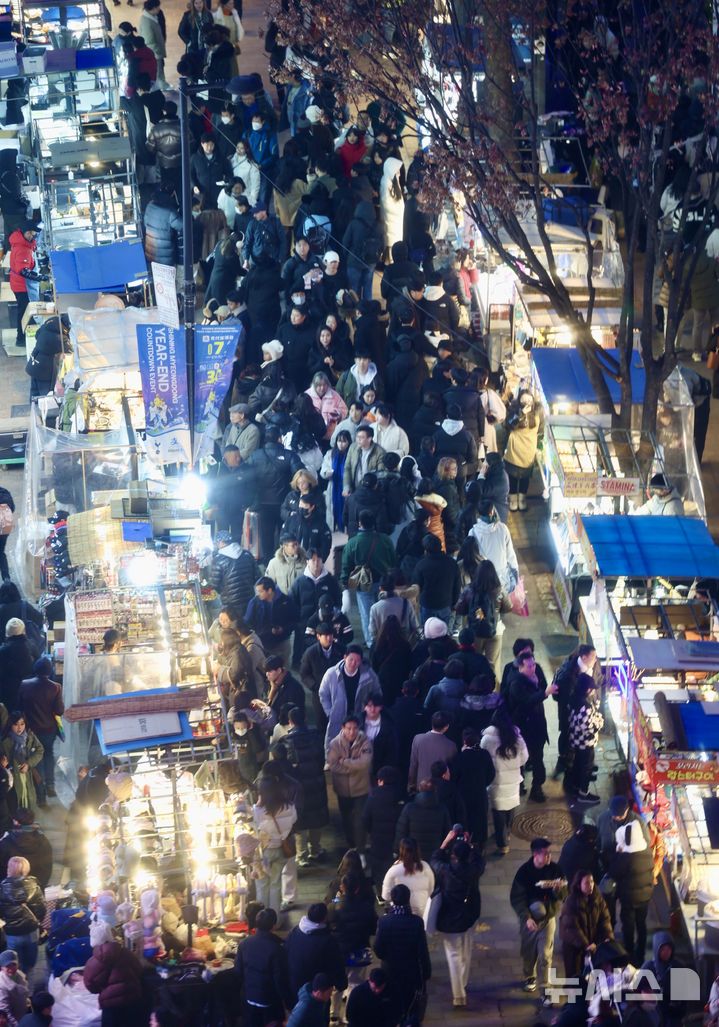 [서울=뉴시스] 김명년 기자 = 크리스마스 이브인 24일 오후 서울 중구 명동거리가 인파로 붐비고 있다. 2024.12.24. kmn@newsis.com