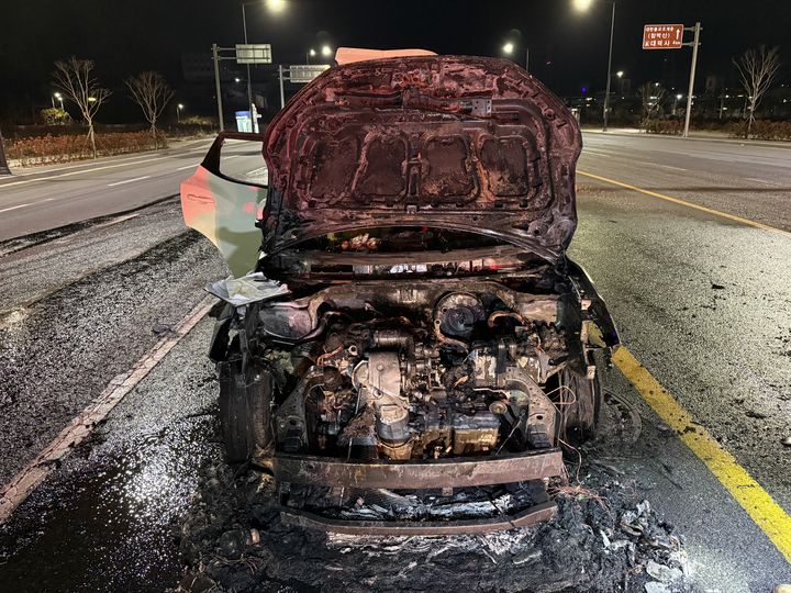 [부산=뉴시스] 25일 오전 부산 기장군의 한 도로를 달리던 스포츠유틸리티차량(SUV) 엔진룸에서 불이 났다. (사진=부산소방재난본부 제공) 2024.12.25. photo@newsis.com *재판매 및 DB 금지