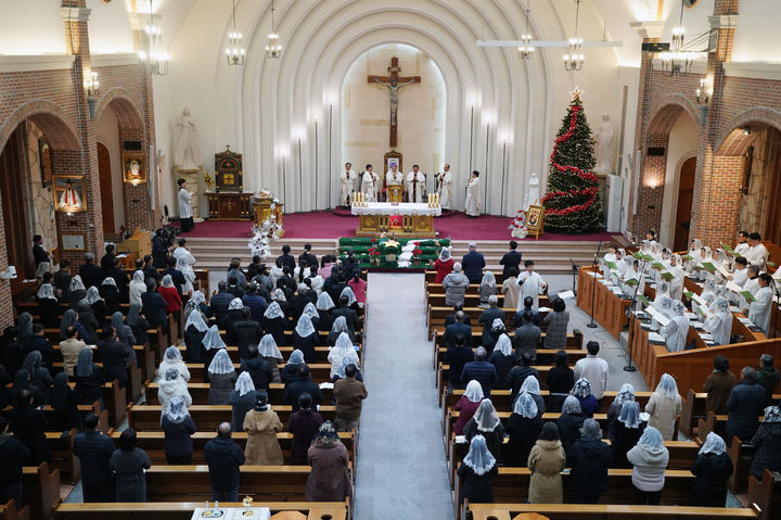 [제주=뉴시스] 24일 오후 천주교 제주교구 주교좌 중앙성당에서 '성탄 대축일 밤 미사'가 진행되고 있다. (사진=제주도 제공) 2024.12.25. photo@newsis.com *재판매 및 DB 금지