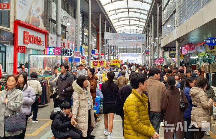 [포항=뉴시스] 송종욱 기자 = 포항시는 내년 1월 말까지 죽도시장 등 전통시장 공영주차장을 1시간 무료 개방해 소비를 촉진하고, 지역 경제 활성화로 민생 경제 회복에 나선다. 사진은 관광객과 시민이 붐비는 포항 죽도시장 전경. (사진=포항시 제공) 2024.12.25. photo@newsis.com