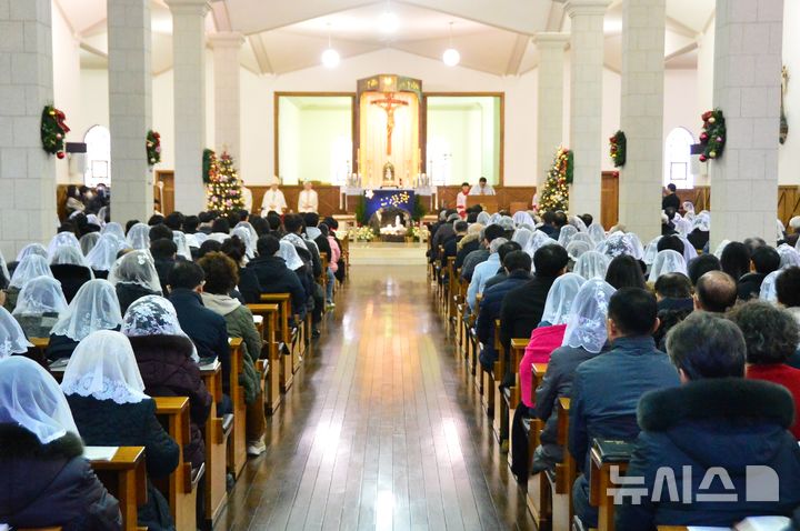 [청주=뉴시스] 서주영 기자 = 25일 성탄절 당일 충북 청주 내덕동주교좌 성당에서 '주님성탄대축일미사'가 진행되고 있다. 2024.12.25. juyeong@newsis.com