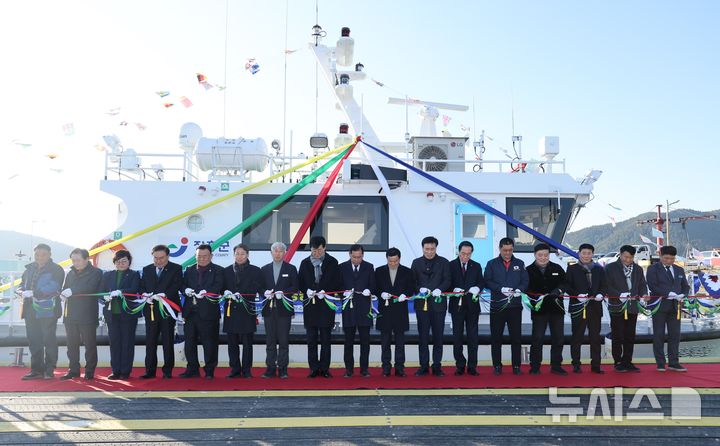 [장흥=뉴시스]장흥군 다목적행정선 `장흥통일호' 취항