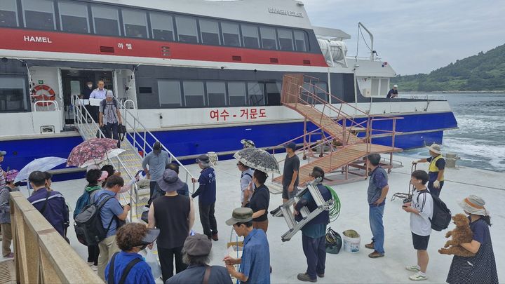 [여수=뉴시스] 지난 7월 5일 여수~거문도 항로에서 운항을 시작한 쾌속 여객선 '하멜호'에 타기 위해 승객들이 기다리고 있다. (사진=여수시 제공) 2024.12.25. photo@newsis.com *재판매 및 DB 금지